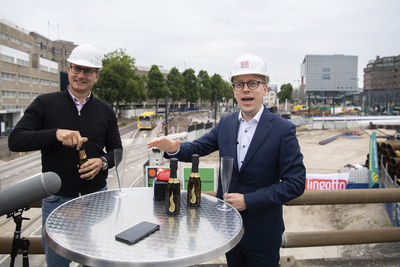 909394 Afbeelding van de start van de werkzaamheden voor de aanleg en bouw van het Smakkelaarspark op het ...